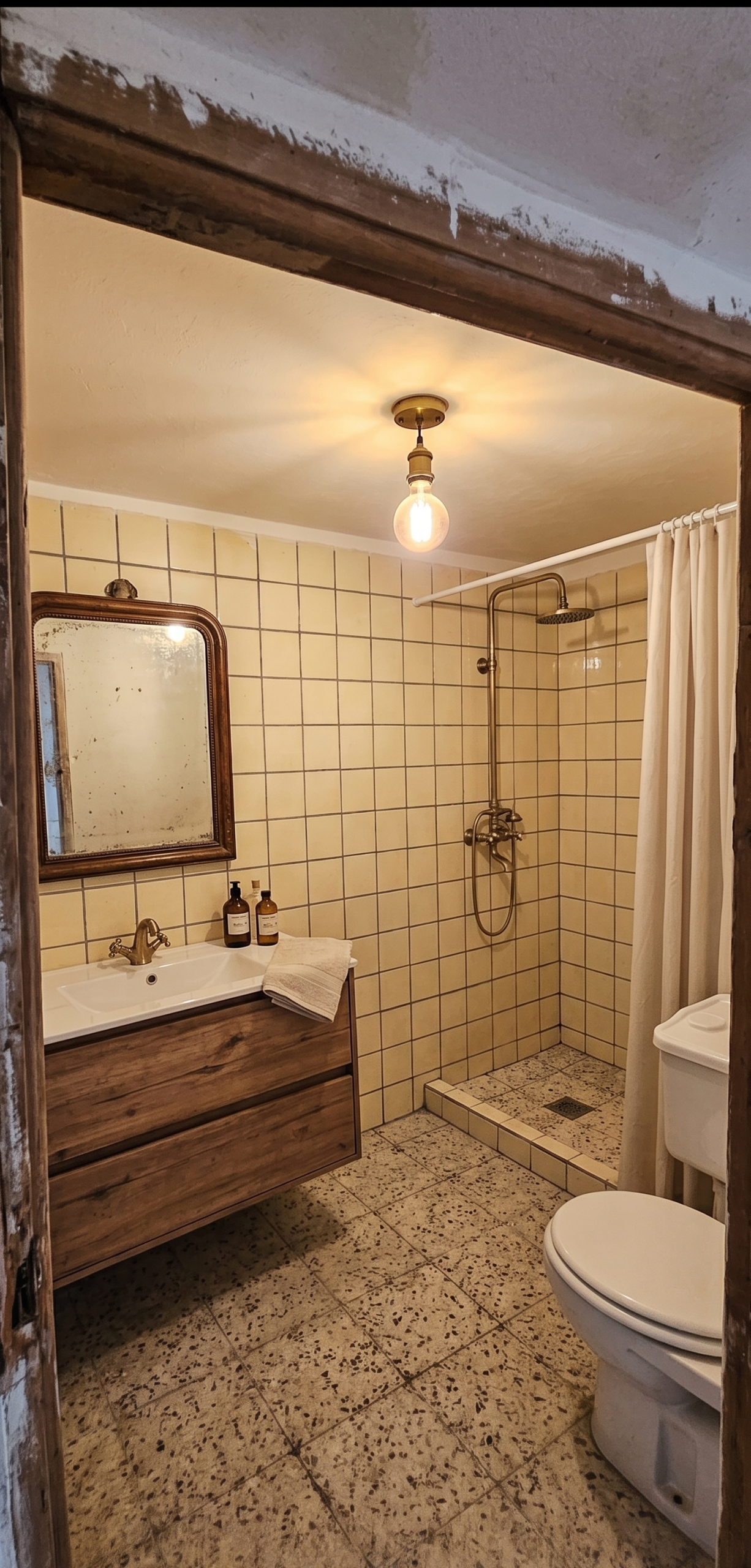 Baño antes de la reforma integral, antiguo y con poca luz