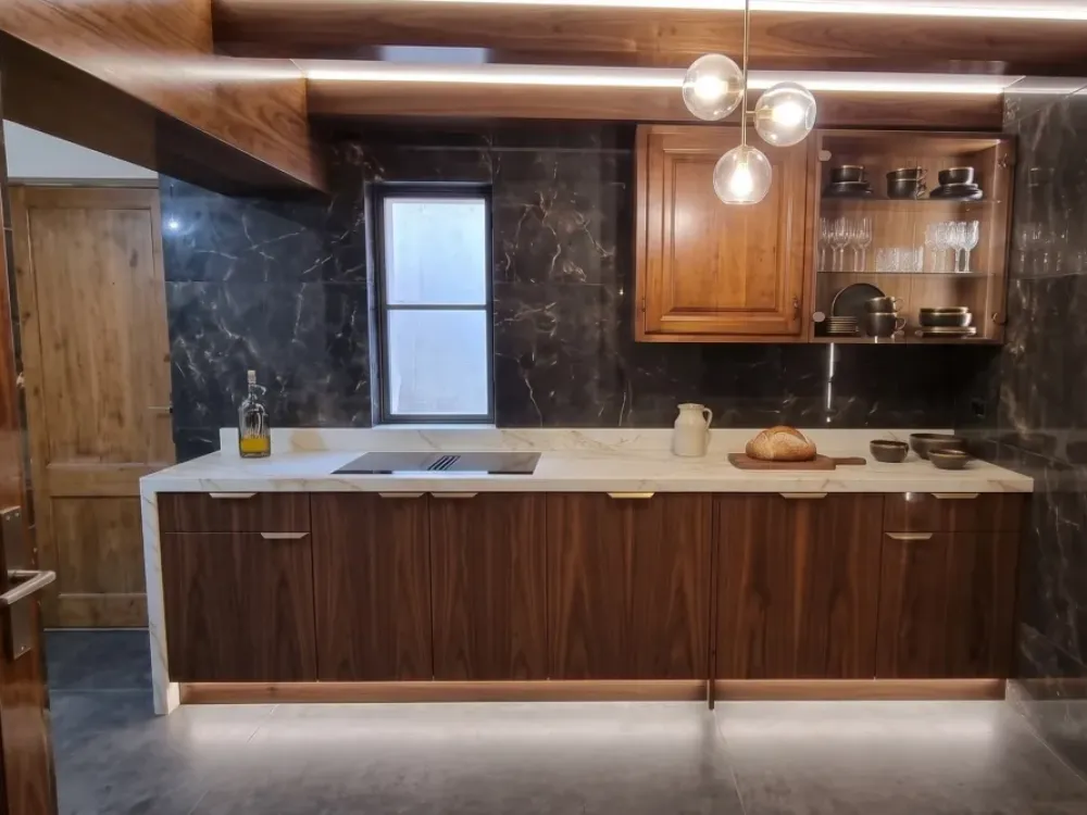 Cocina reformada con muebles de madera y encimera de piedra